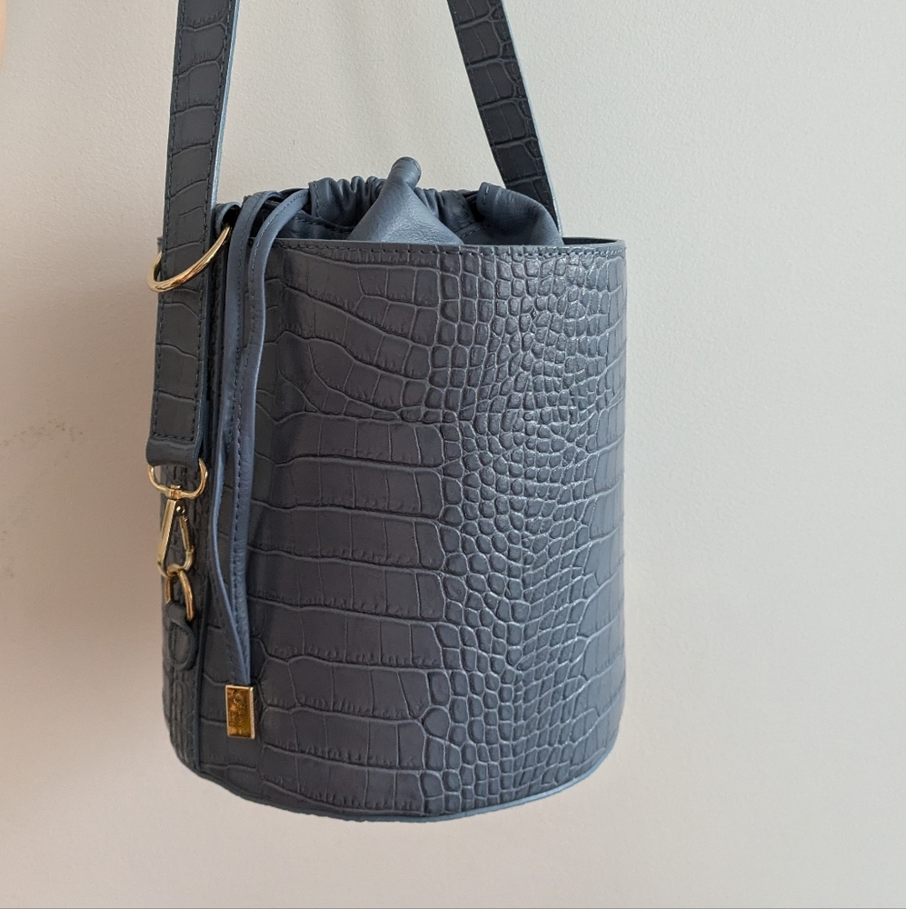Leather bucket shoulder bag